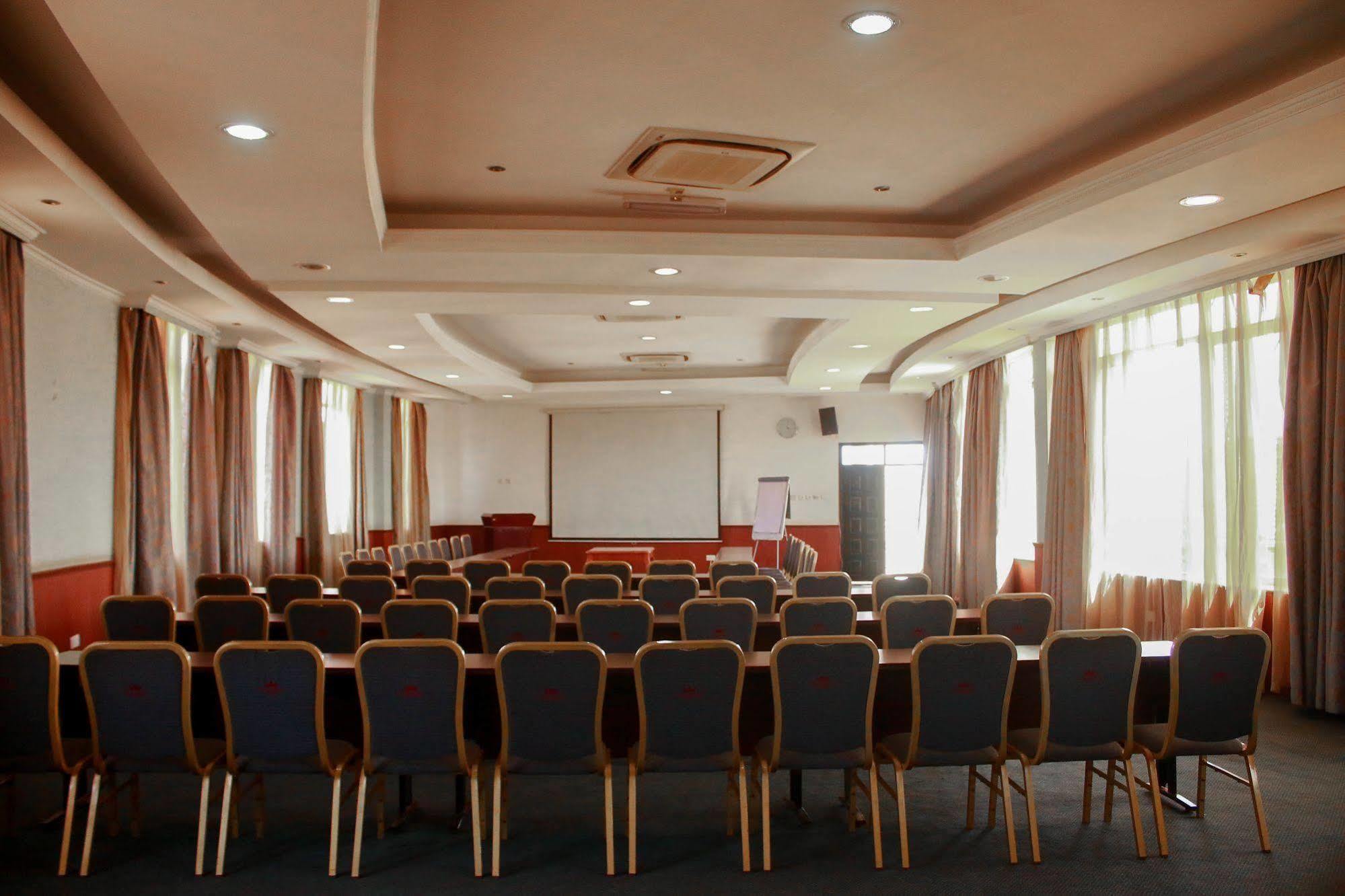 City Royal Resort Hotel Kyambogo  Екстериор снимка